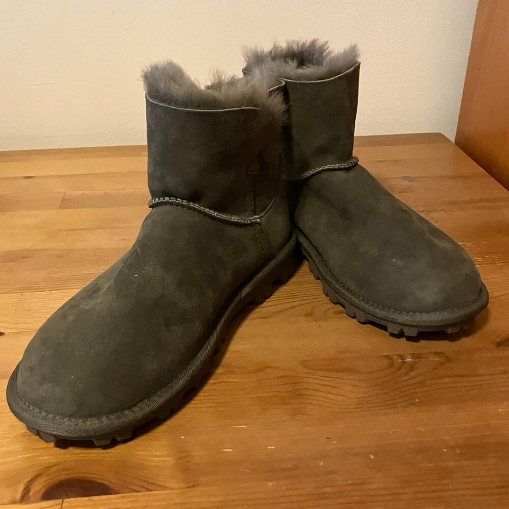 Women's Dark Grey Suede Shearling Wool Lining Cozy Ankle Winter Snow Boots 7 W